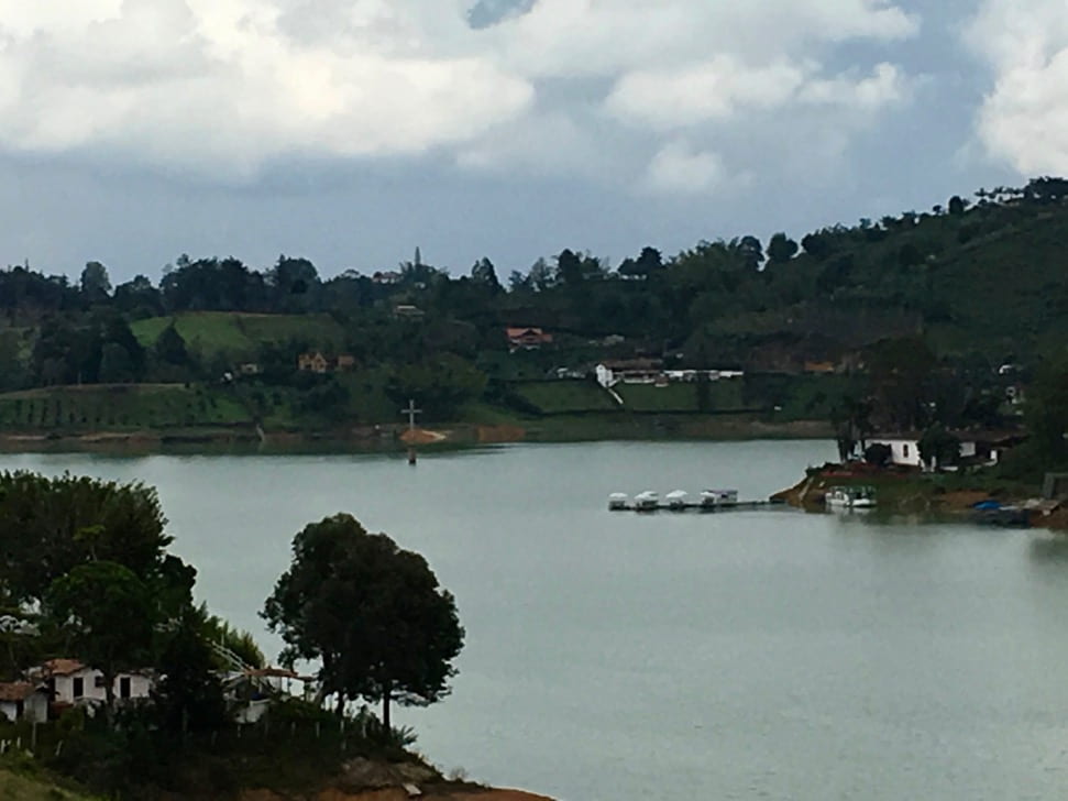 Photo of the Guatapé reservoir, in Eastern Antioquia. The
construction of a hydroelectric dam flooded the old town of El Peñol
and the cross marks the spot where the old church used to be located.
The population of El Peñol mobilized and forced the energy company
to build a new town and relocate the population.